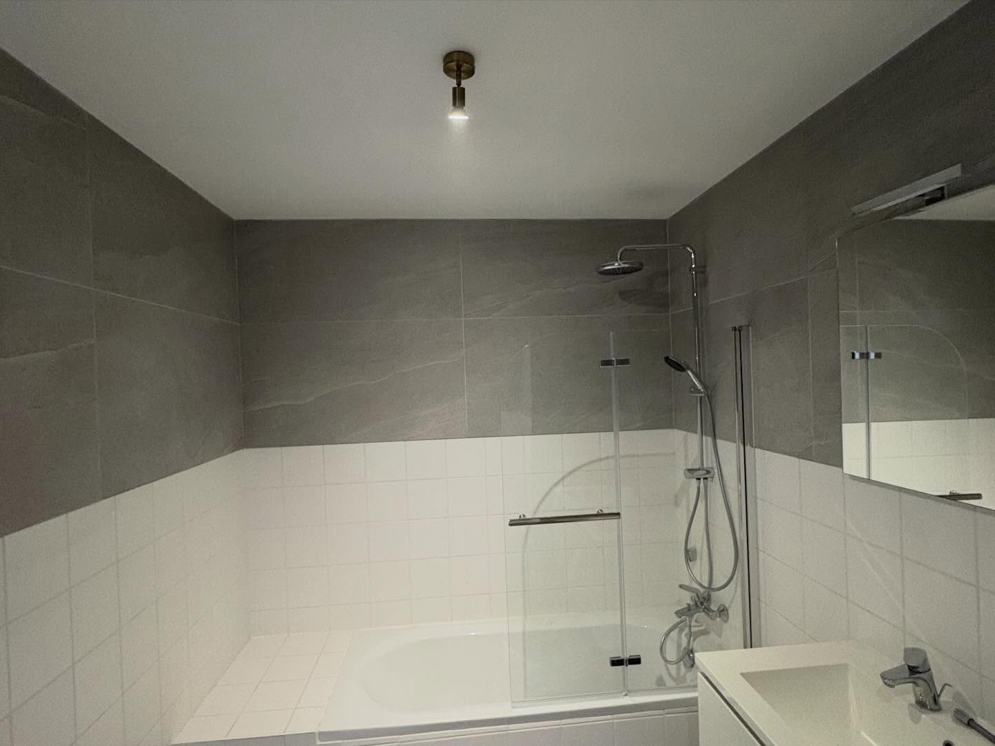 Avant — salle de bain à rénover